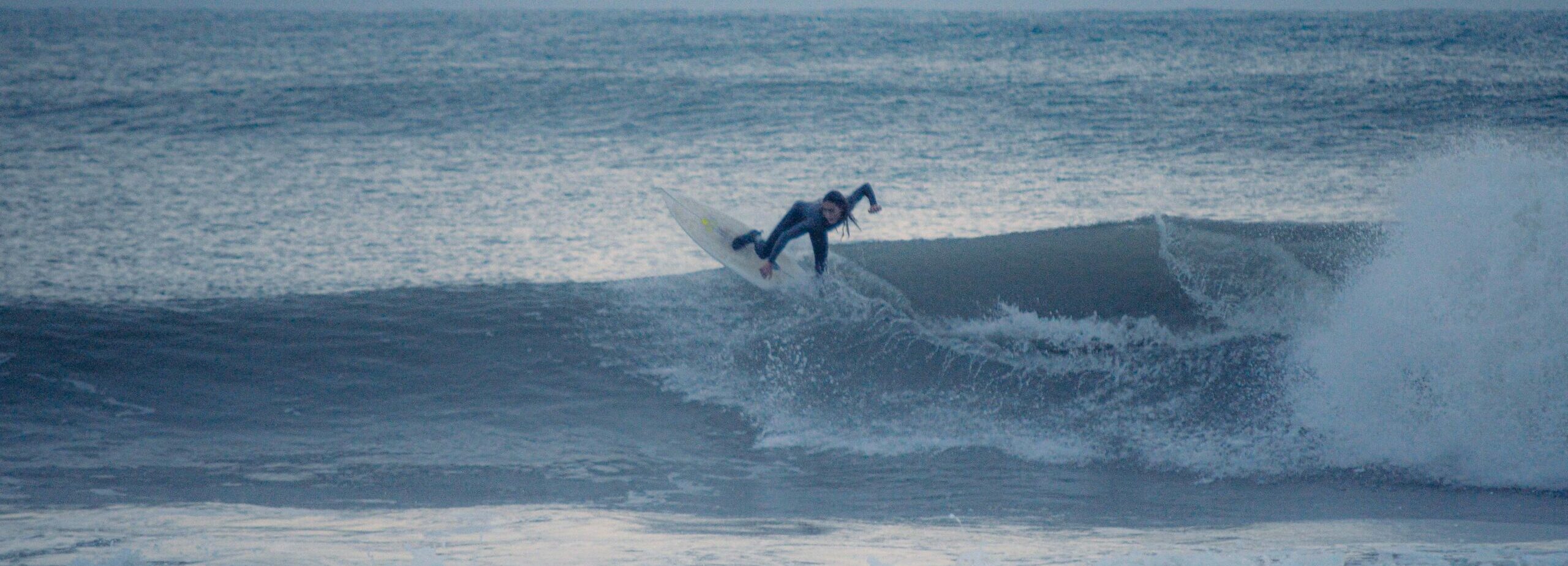 atleta surf su onda