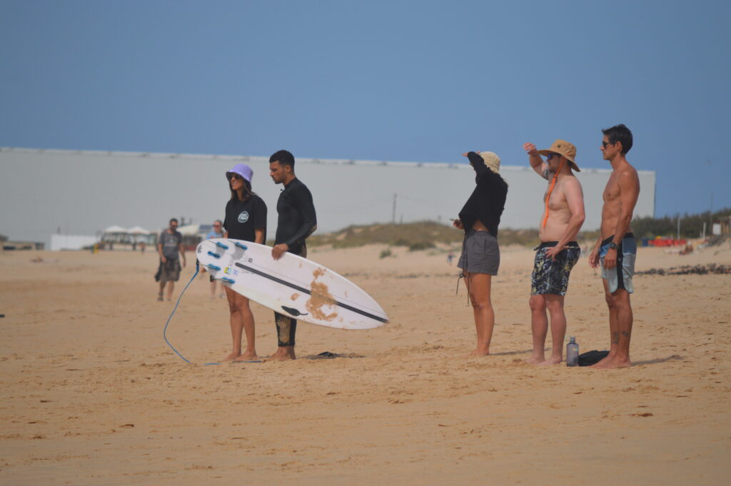 surfisti sulla spiaggia